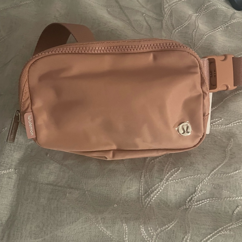 NWT Lululemon everywhere belt bag pink